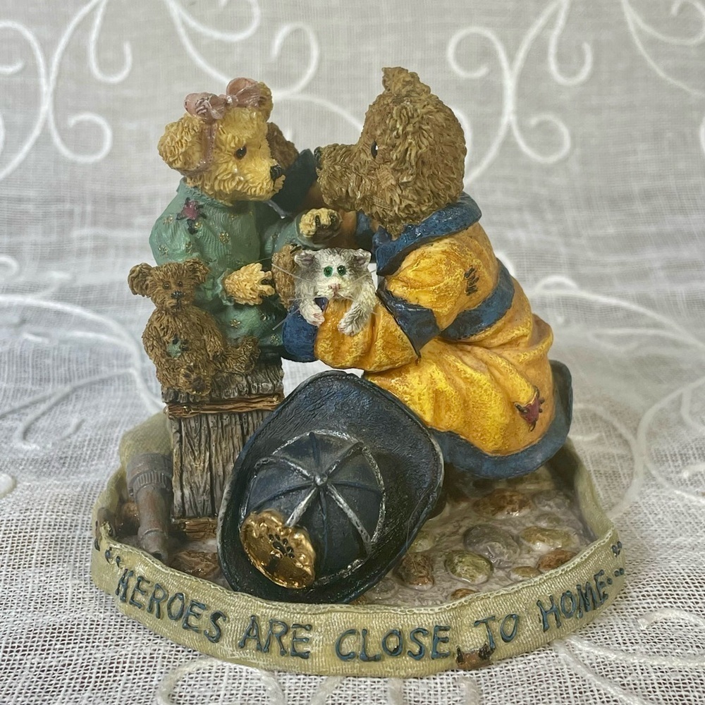 Vintage 2000 Fireman “Chief Buckley to the Rescue “ Boyds Bear Resin Figurine.
